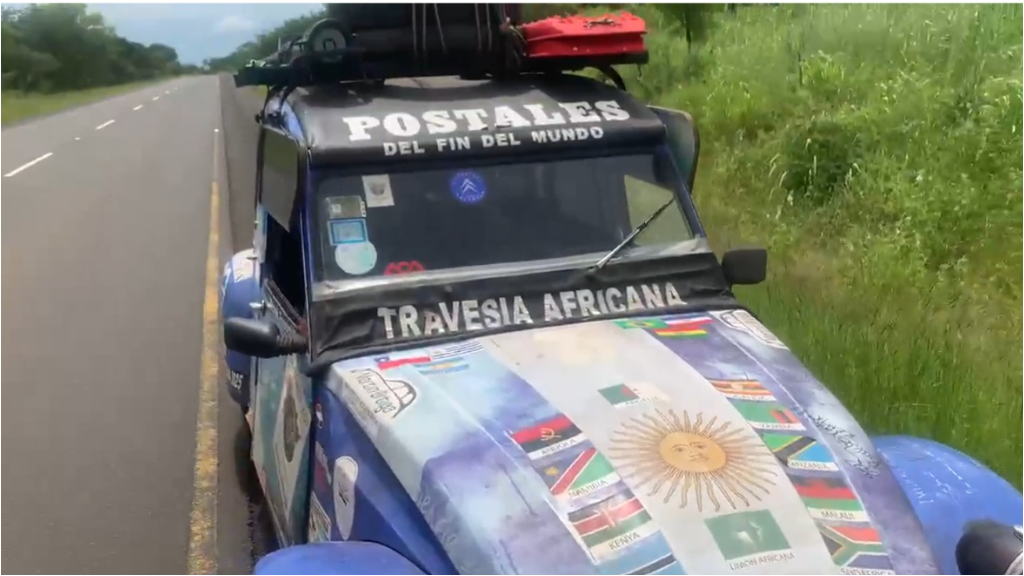 Ricardo (55) y Martín Franzosi (53) son de Vicente López y desde el 3 de enero recorren África a bordo de un 3 CV de 51 años.