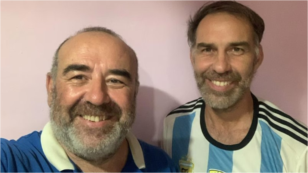 Ricardo (55) y Martín Franzosi (53) son de Vicente López y desde el 3 de enero recorren África a bordo de un 3 CV de 51 años.