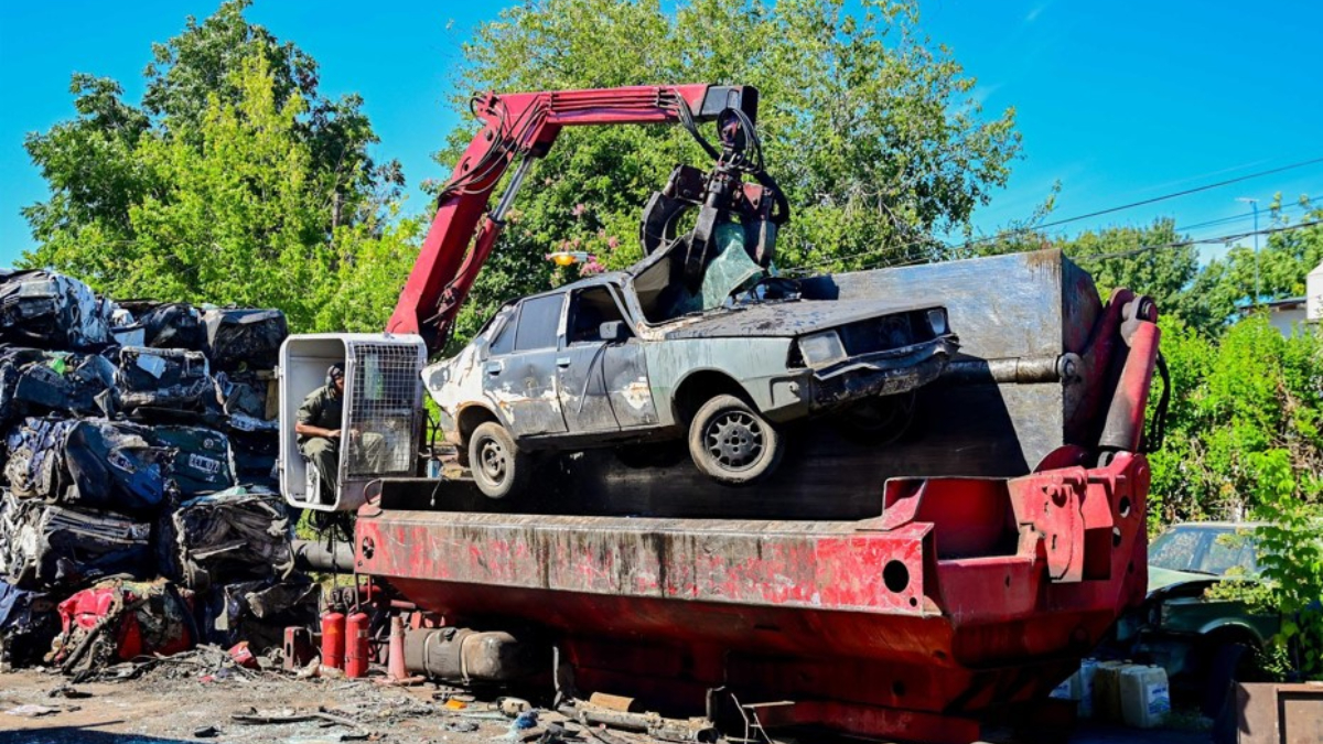 En Escobar compactarán 752 autos abandonados en la vía pública y lo que recauden por la venta de chatarra será destinado a ayuda al hogar infantil La Casita de Mario.