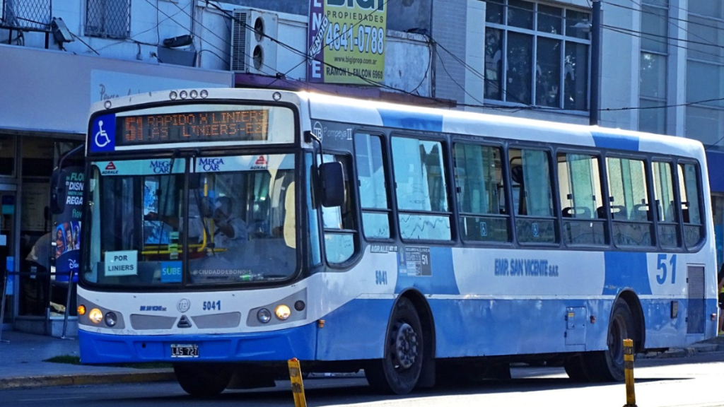 Tras atravesar Ezeiza y La Matanza, el punto final del nuevo ramal de la línea 51 de colectivos termina en la estación Liniers del tren Sarmiento.