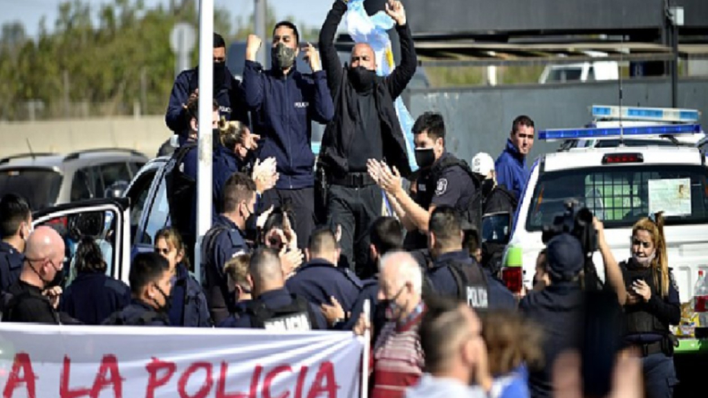 En Ituzaingó, 18 policías de la Bonaerense fueron desafectados por la provincia de Buenos Aires tras un reclamo en el Acceso Oeste.