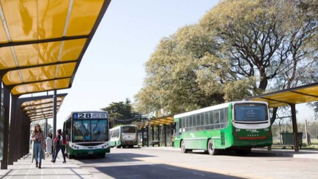 La línea 28 de colectivos une la zona Sur del Conurbano y Retiro. Ahora tendrá cambio en su recorrido para mejorar el servicio.