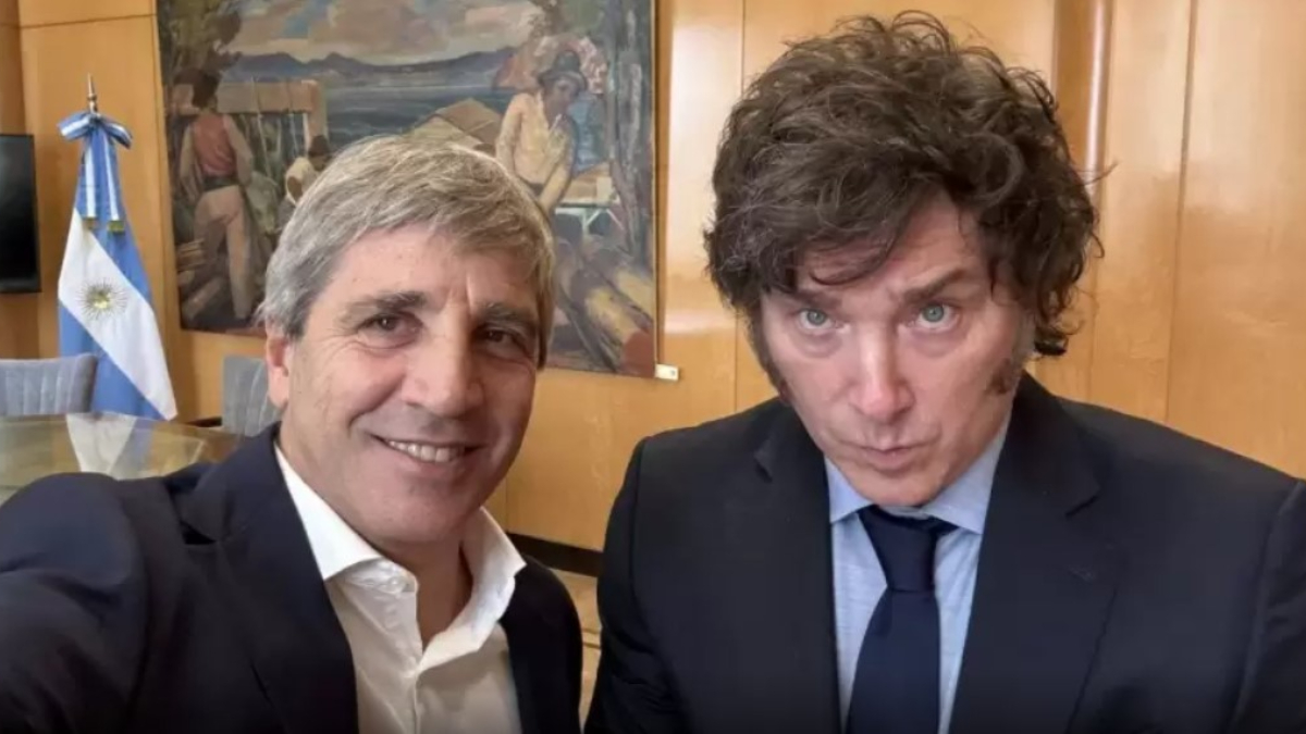 Luis Caputo junto al presidente Javier Milei. El ministro de Economía celebró que un fallo de la Justicia indicara que los municipios no podrán seguir cobrando tasas municipales dentro de las boletas de empresas de servicios.