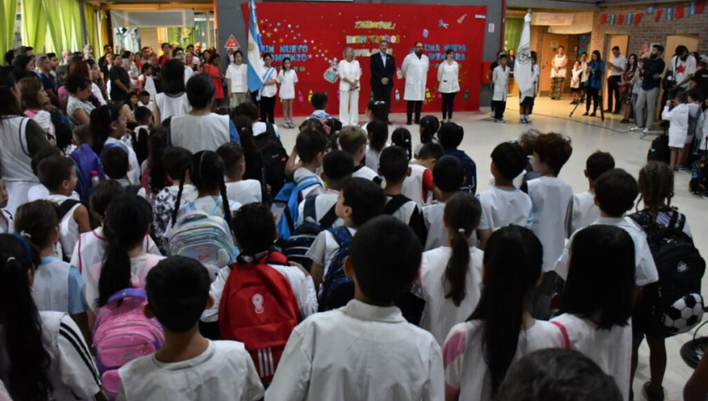 Jorge Macri encabezó el inicio de las clases en CABA, que a partir de 2025 introducirán cambios en Matemáticas y Lengua.