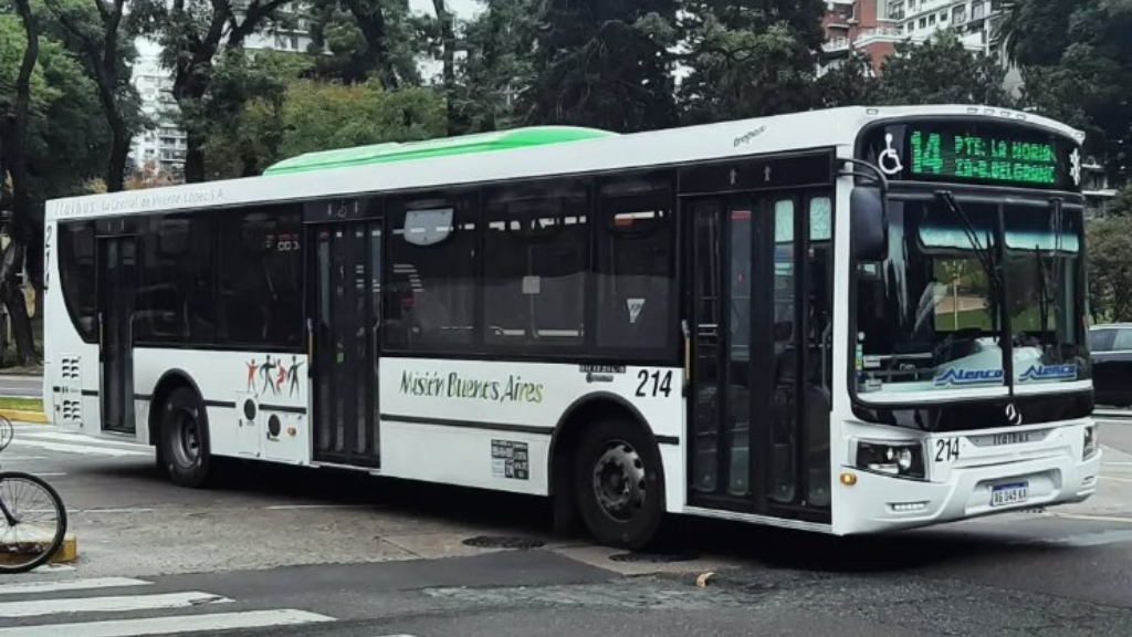 La línea 114 de colectivos une Puente La Noria con Barrancas de Belgrano, en CABA, atravesando la ciudad de Buenos aires en todo su traza suroeste-noroeste.