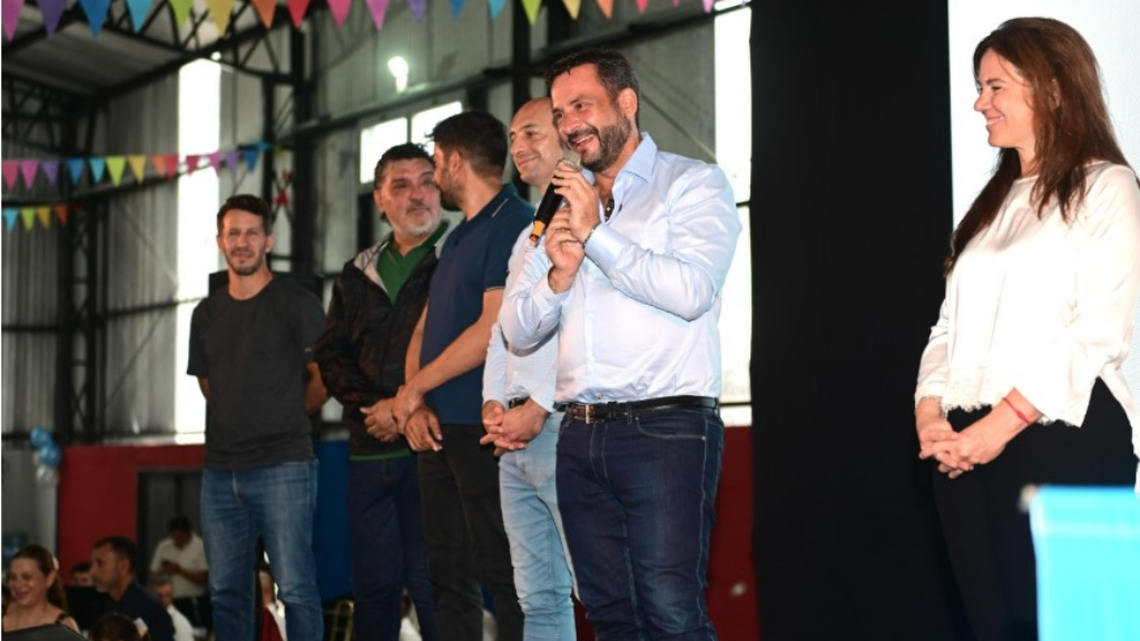 El intendente de Escobar, Ariel Sujarchuk, estuvo presente en la inauguración del nuevo Polideportivo del Barrio 24 de Febrero.