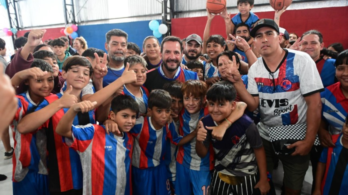 El intendente de Escobar, Ariel Sujarchuk, estuvo presente en la inauguración del nuevo Polideportivo del Barrio 24 de Febrero.