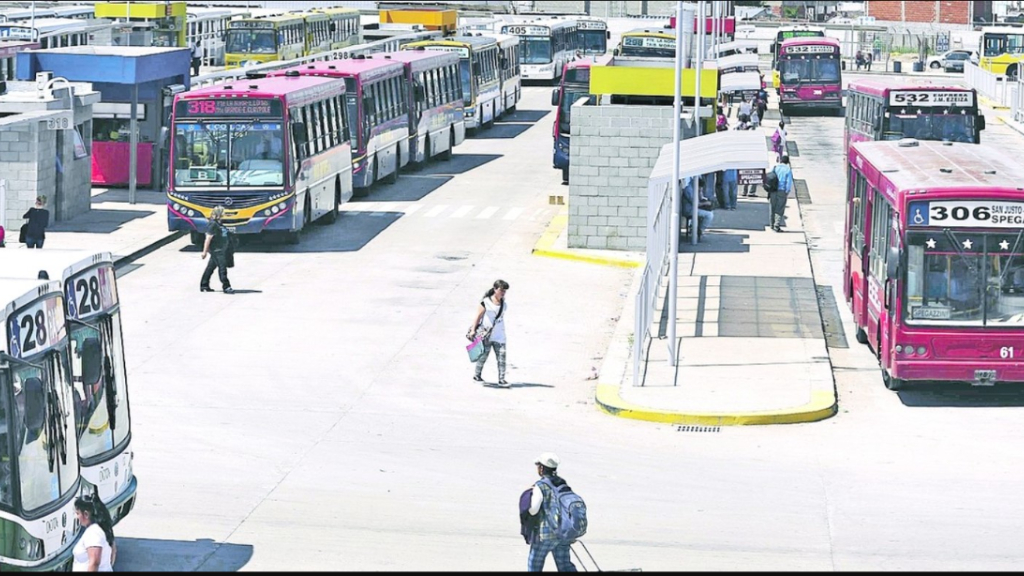 La terminal de colectivos de Puente La NOria, en Villa Fiorito, donde es colectivero estafador dio cuenta de al menos 800 colegas choferes.