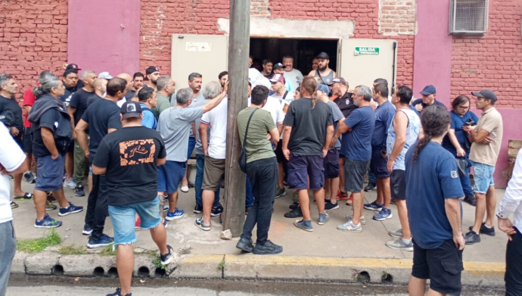 Los trabajadores de la imprenta Anselmo Morvillo de Avellaneda permanecen tomando la planta tras el nuncio del cese de actividades.