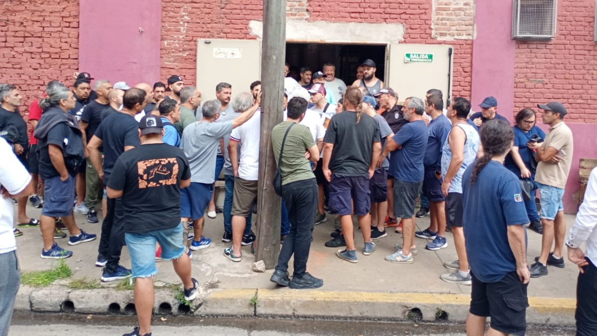 Los trabajadores de la imprenta Anselmo Morvillo de Avellaneda permanecen tomando la planta tras el nuncio del cese de actividades.