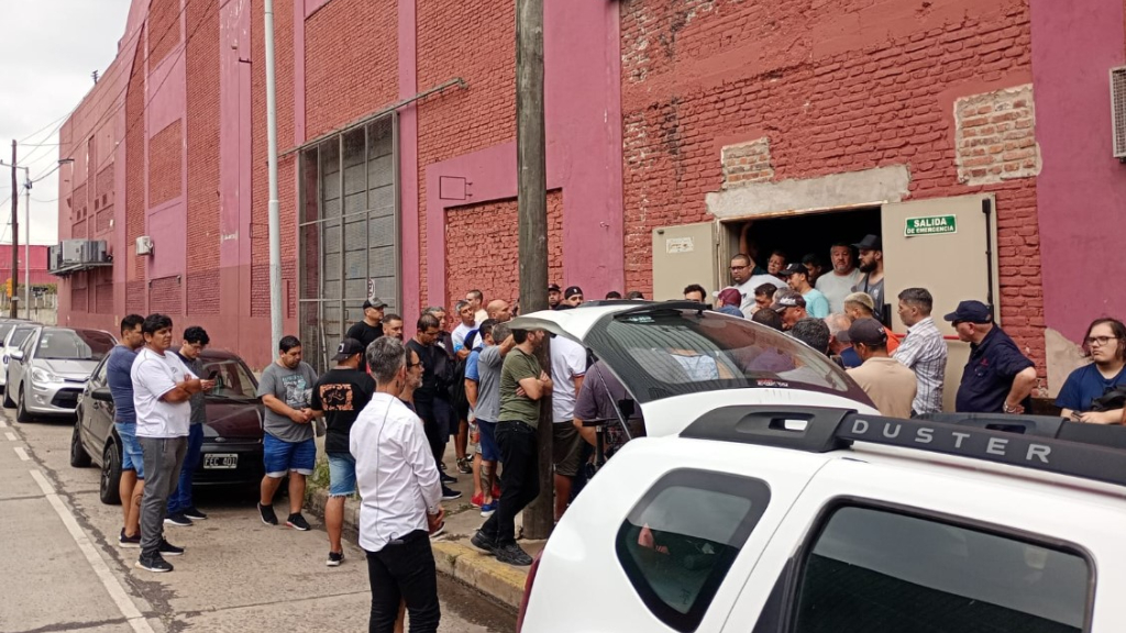 Los trabajadores de la imprenta Anselmo Morvillo de Avellaneda permanecen tomando la planta tras el nuncio del cese de actividades.