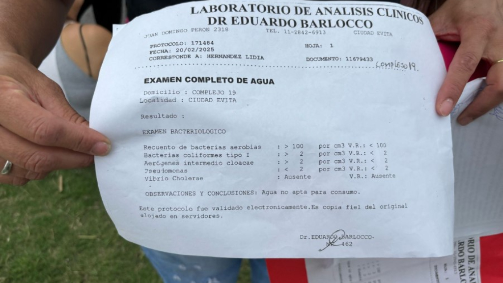 Vecinos de los "Monoblocks de Tablada" cortaron la Ruta 21, en Ciudad Evita, en reclamo de soluciones a sus históricos problemas por por los desbordes cloacales.