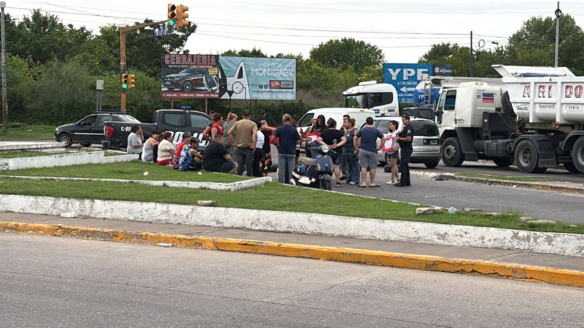 Vecinos de los "Monoblocks de Tablada" cortaron la Ruta 21, en Ciudad Evita, en reclamo de soluciones a sus históricos problemas por por los desbordes cloacales.