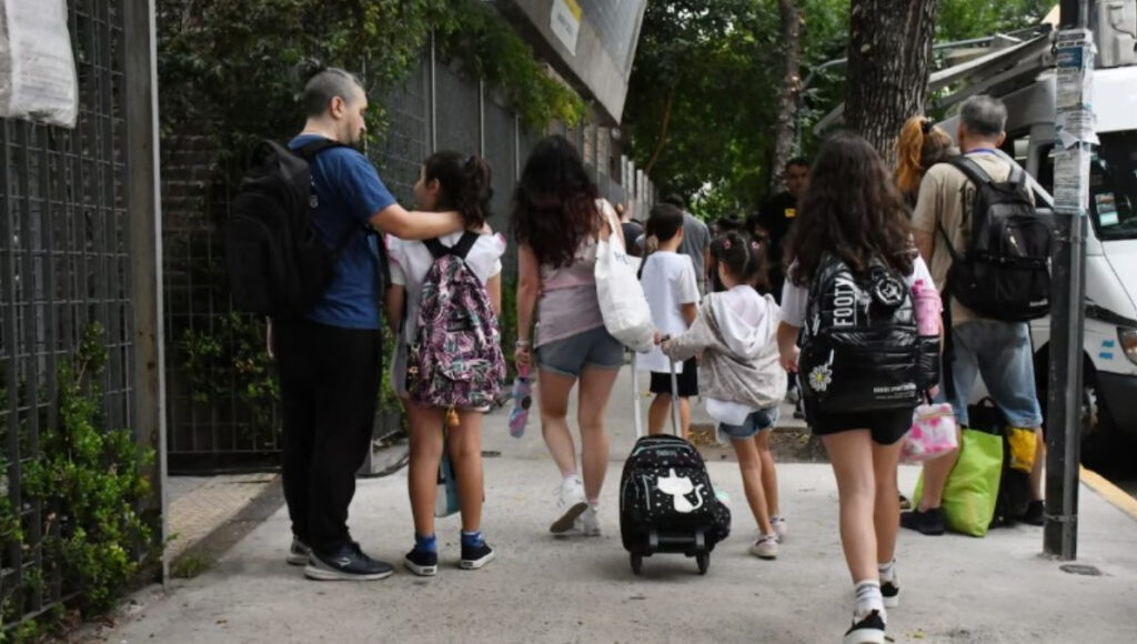 Arrancó el ciclo lectivo 2025 en Provincia, y un sector de SUTEBA opositor a Roberto Baradel hará un paro docente que para el gobierno es "ilegal".