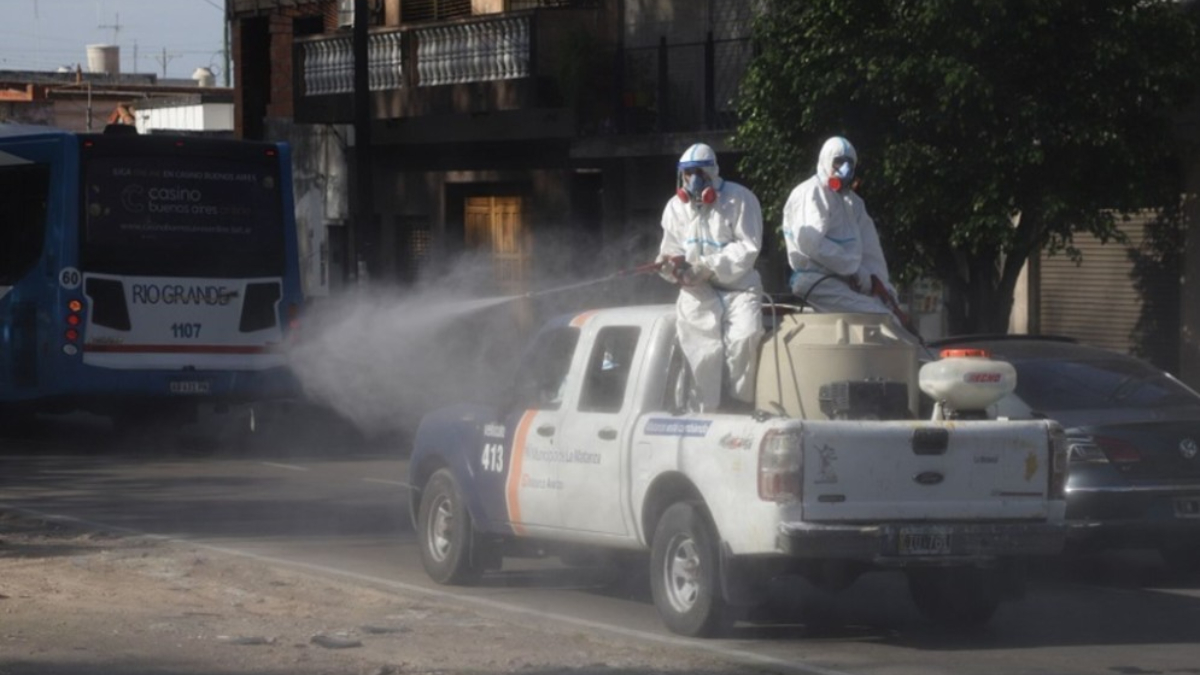 La fumigación y las campañas de descaharrización son dos de las acciones preventivas que se llevan a cabo en todos los distritos del Conurbano bonaerense para prevenir el dengue.