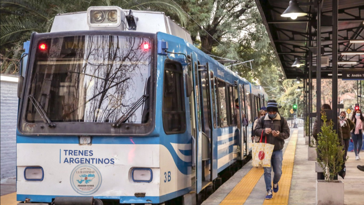 El Tren de la Costa une Tigre con Olivos, posibilitando el trasbordo con el ferrocarril Mitre en el empalme de las estaciones Maipú y Bartolomé Mitre.