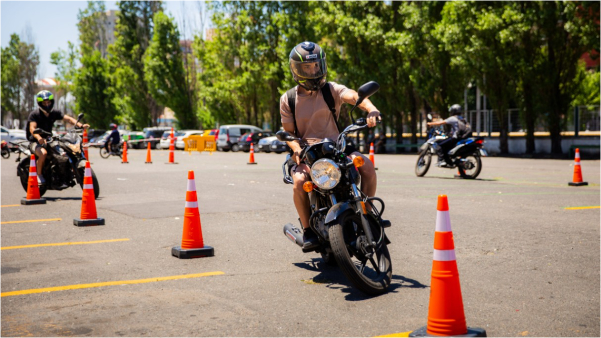 La nueva moto escuela de Tres de Febrero es gratiuta y ya está abierta la inscripción.