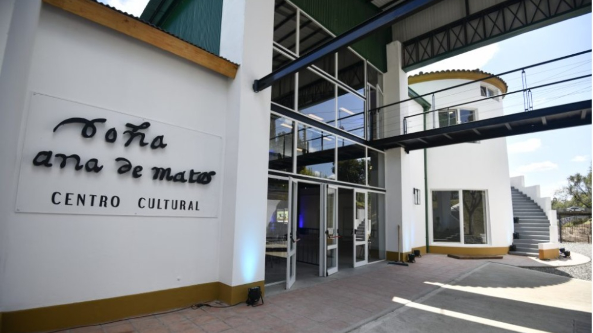 El Centro Cultural Doña Ana de Matos está en pleno centro de Luján, a la vera del río y a unos 200 metros de la mítica Basílica.