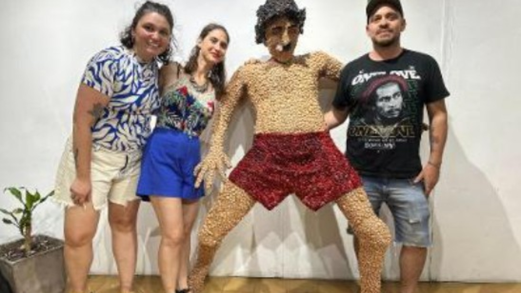 El detalle de la nueva escultura de Charly García en Burzaco, con más de 20.000 blisters de medicamentos.