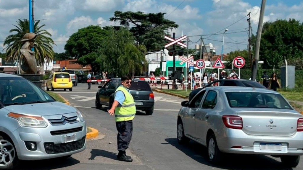 Por un conflicto gremial, vecinos de Garín, en Escobar, vienen viviendo un sinsentido con las barreras bajas en su ciudad.