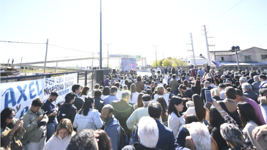 El gobierno bonaerense inauguró la nueva bajada del kilómetro 51,5 de la Autopista Buenos Airs-La Plata, que conectará a la avenida 520 de la capital bonaerense.