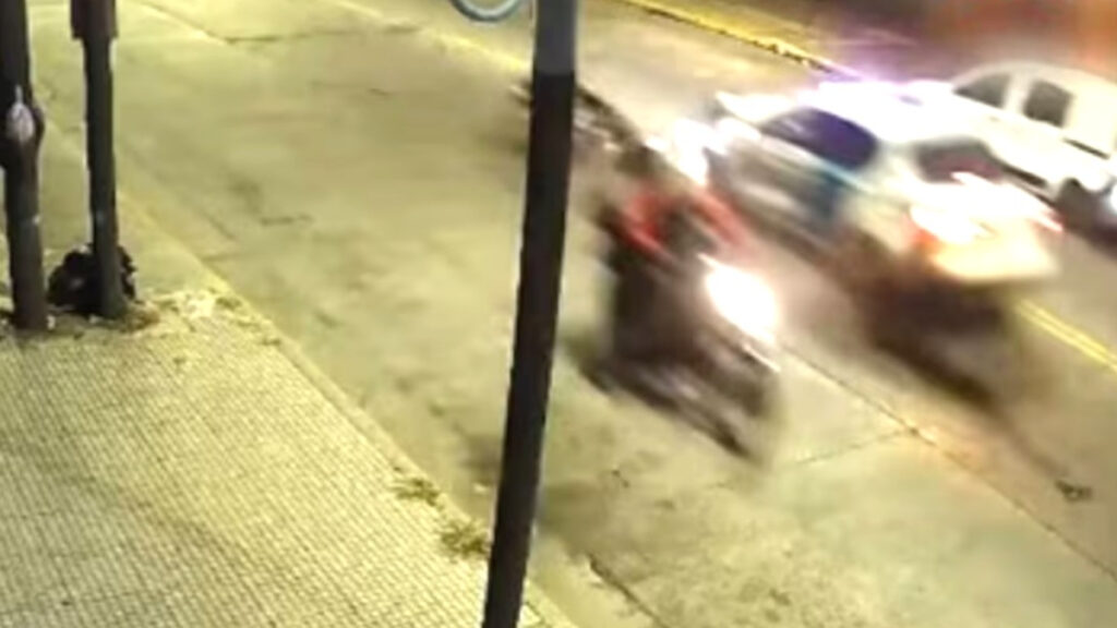 El momento en que Dylan Bustamante es embestido de lleno por una patrullero que se cambió de carril en San Martín y 25 de Mayo, en Lanús.