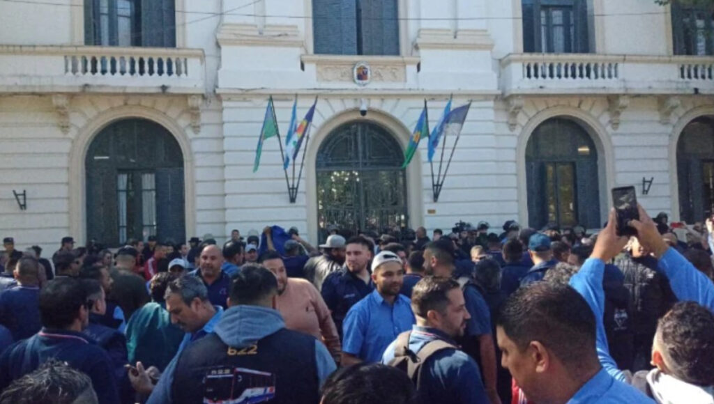 Choferes de la empresa Almafuerte protestan frente a la Municipalidad de La Matanza, en San Justo, tras el paro de colectivos por la agresión a un colectivero de la línea 378.