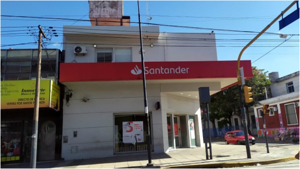 La sucursal del Banco Santander de La Tablada, en la Matanza, funciona en la avenida Crovara al 1100.