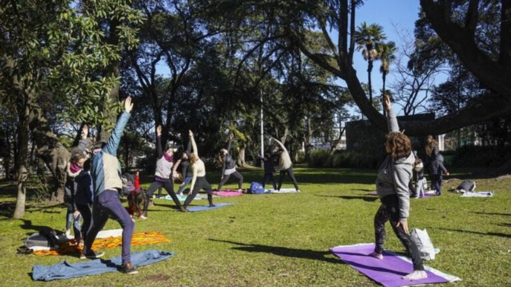 En la Quinta Trabucco de Vicente López ofrecen, entre otros, talleres de yoga para todos los vecinos.
