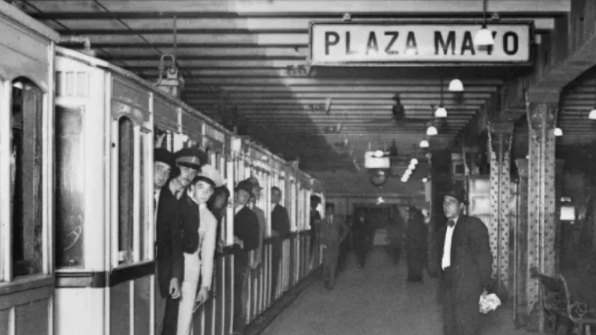 En la noche del 10 de mayo el subte porteño celebrará el Día del Himno Nacional con paseos en antiguos coches como los que se ven en esta foto.