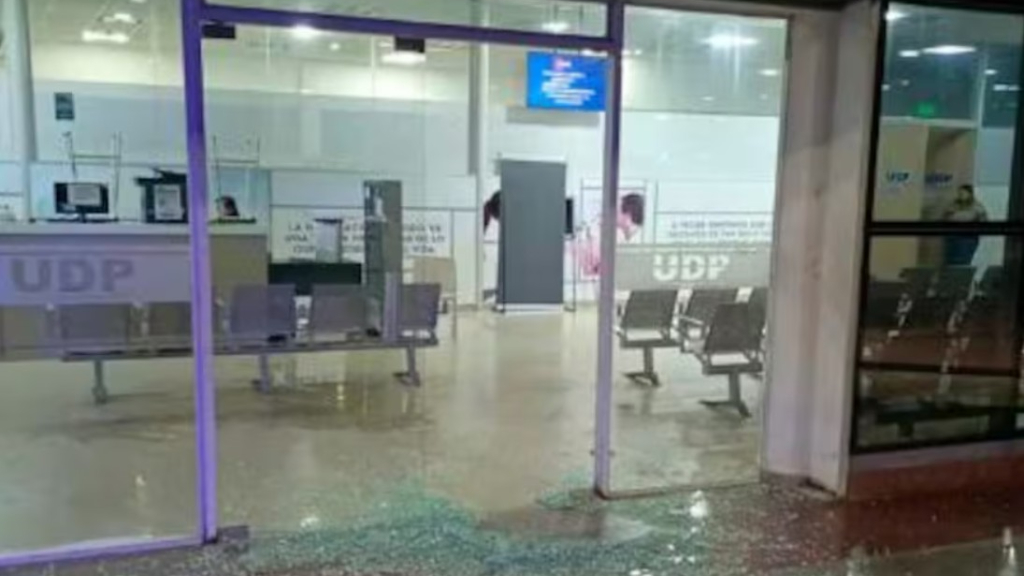 El momento del ataque, con pacientes y personal del Hospital Caporaletti de José C Paz, que se tiran al piso para esquivar las balas.