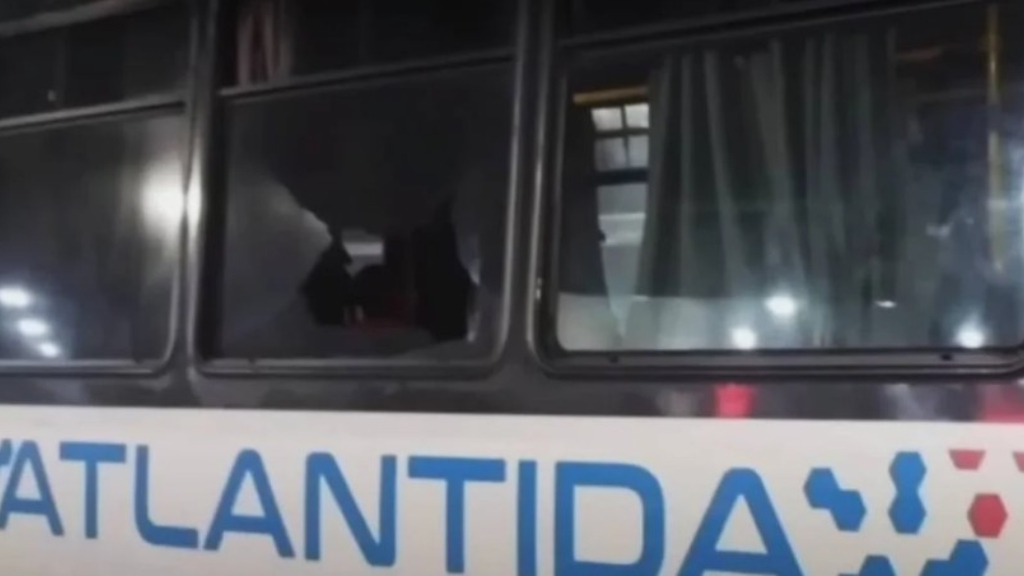 Al menos cinco colectivos de las linea 57 fueron apedreados e el Acceso Oeste, a la altura de General Rodríguez.