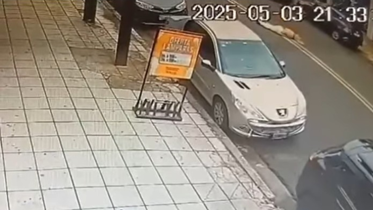 María Laura Mollard, tendida en el medio de la calle luego de ser asaltada y arrastrada por un delincuente que quiso robarle su auto en la puerta del colegio Don Bosco, en Ramos Mejía.