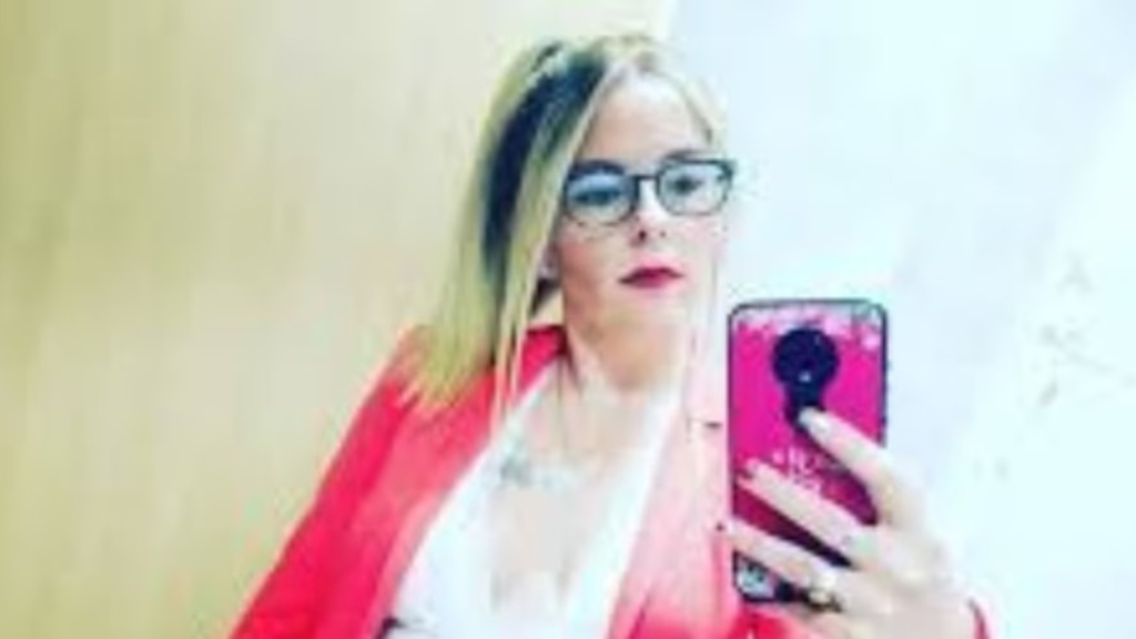 María Laura Mollard, tendida en el medio de la calle luego de ser asaltada y arrastrada por un delincuente que quiso robarle su auto en la puerta del colegio Don Bosco, en Ramos Mejía.