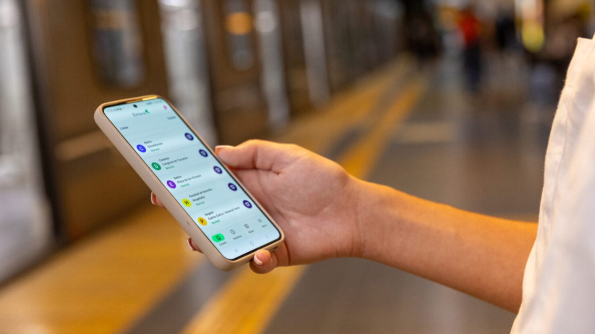 La nueva aplicación Emova del Subte porteño es una herramienta indispensable para conocer en forma on line todo el movimiento de la red de subterráneos de la Ciudad de Buenos Aires.