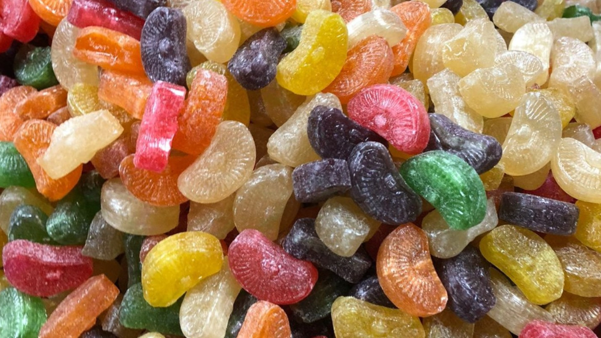 En su fábrica ubicada en Guarracino al 2300, Remedios de Escalada, Lanús, Lipo produce unos 2.000.000 de caramelos por día.
