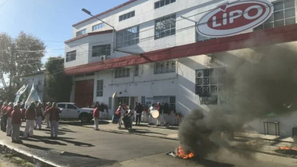 En su fábrica ubicada en Guarracino al 2300, Remedios de Escalada, Lanús, Lipo produce unos 2.000.000 de caramelos por día.