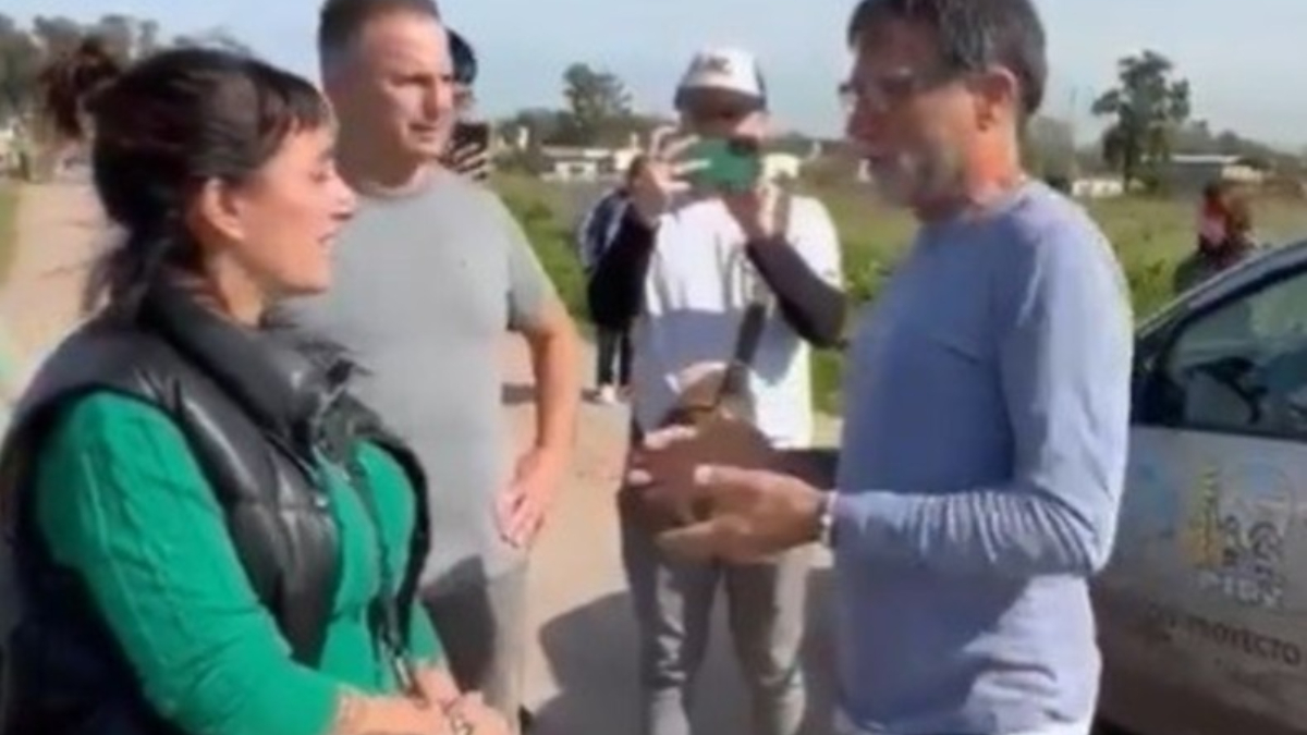 Leila Gianni, ex kirchnarista y hoy referente territorial del gobierno de Milei en el Conurbano, durante el tenso cruce con el padre Paco Olveira en un terreno presuntamente tomado en Merlo.
