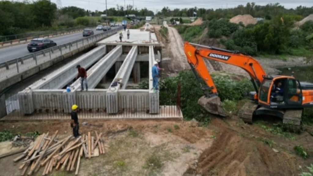 Los trabajos del nuevo puente se realizan sobre la Avenida Gaspar Campos, que conecta a los partidos de San Miguel y Hurlingham cruzando el Río Reconquista.
