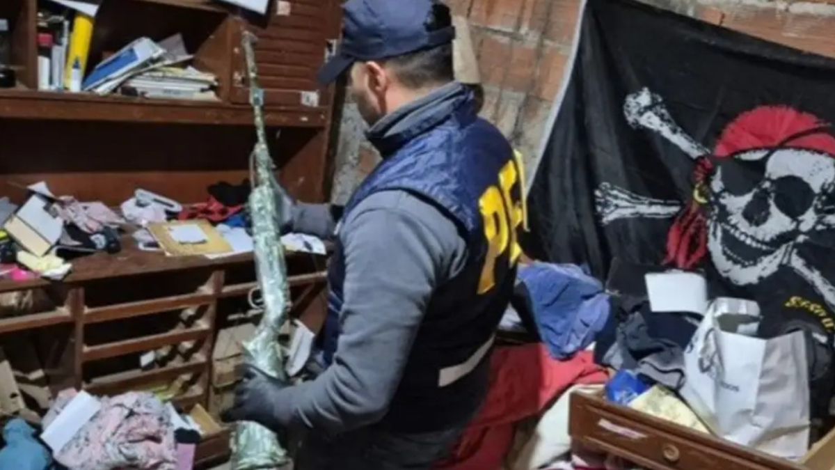 En el allanamiento realizado en Berazategui por las amenazas a Donald Trump hallaron armas de guerra.