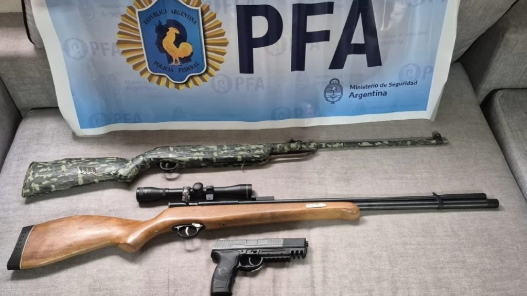 En el allanamiento realizado en Berazategui por las amenazas a Donald Trump hallaron armas de guerra.