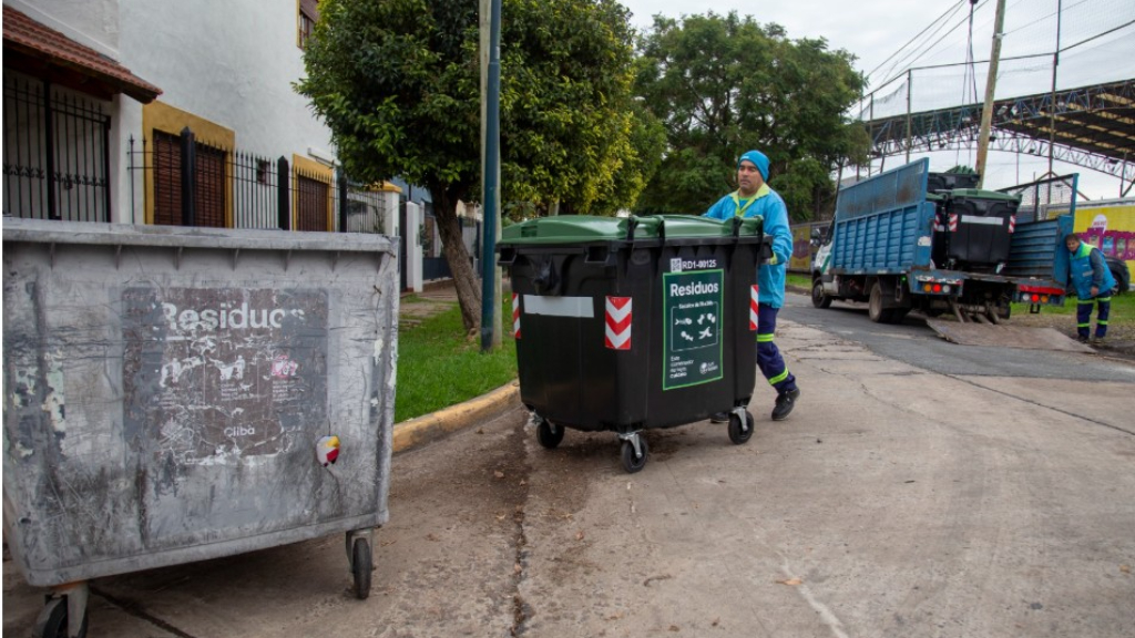 San Isidro comenzó a distribuir 3.000 nuevos contenedores para ampliar el sistema de limpieza y mejorar la gestión de los residuos. Arrancaron por Villa Adelina.