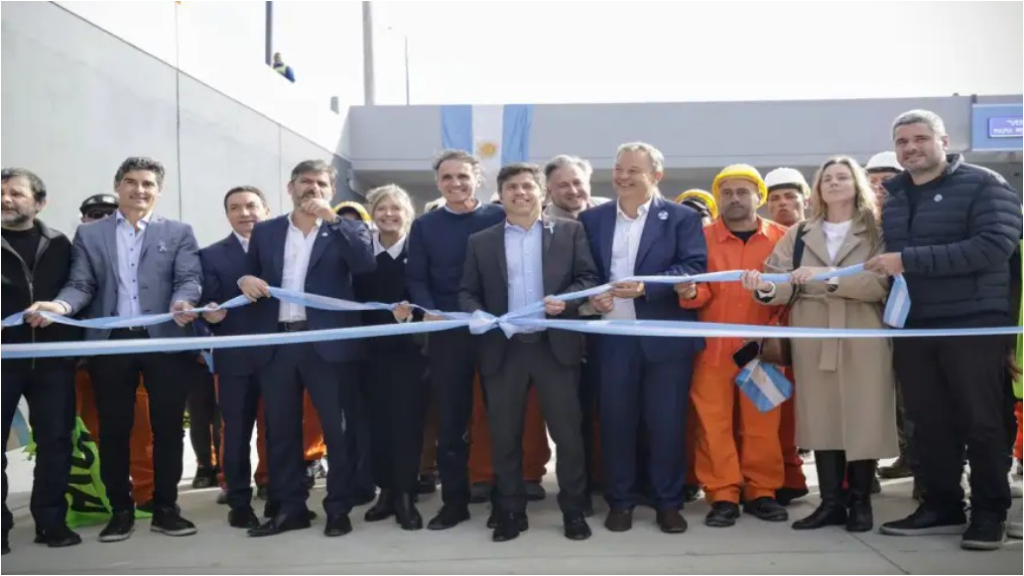 Una multitud de vecinos se reunió en la inauguración del nuevo Viaducto de la Rotonda Los Pinos y el Camino de Cintura, en Burzaco.