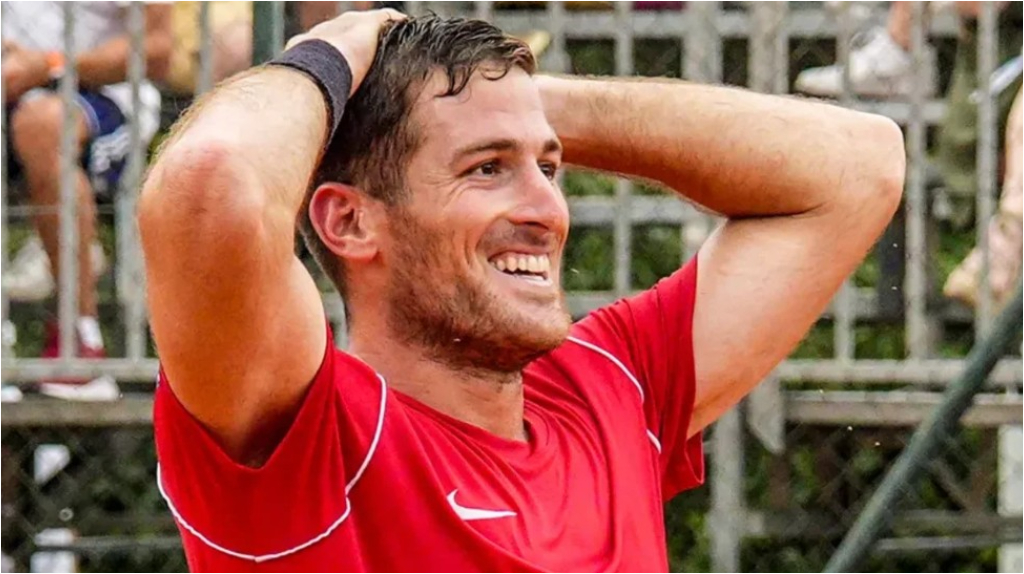 Tras haber confesado que pensó en el suicidio, el tenista de Merlo, Federico Gómez hizo historia en Roland Garros al ganar su primer partido de Grand Slam.