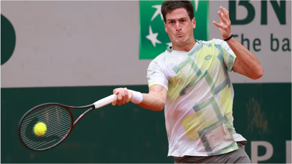 Tras haber confesado que pensó en el suicidio, el tenista de Merlo, Federico Gómez hizo historia en Roland Garros al ganar su primer partido de Grand Slam.