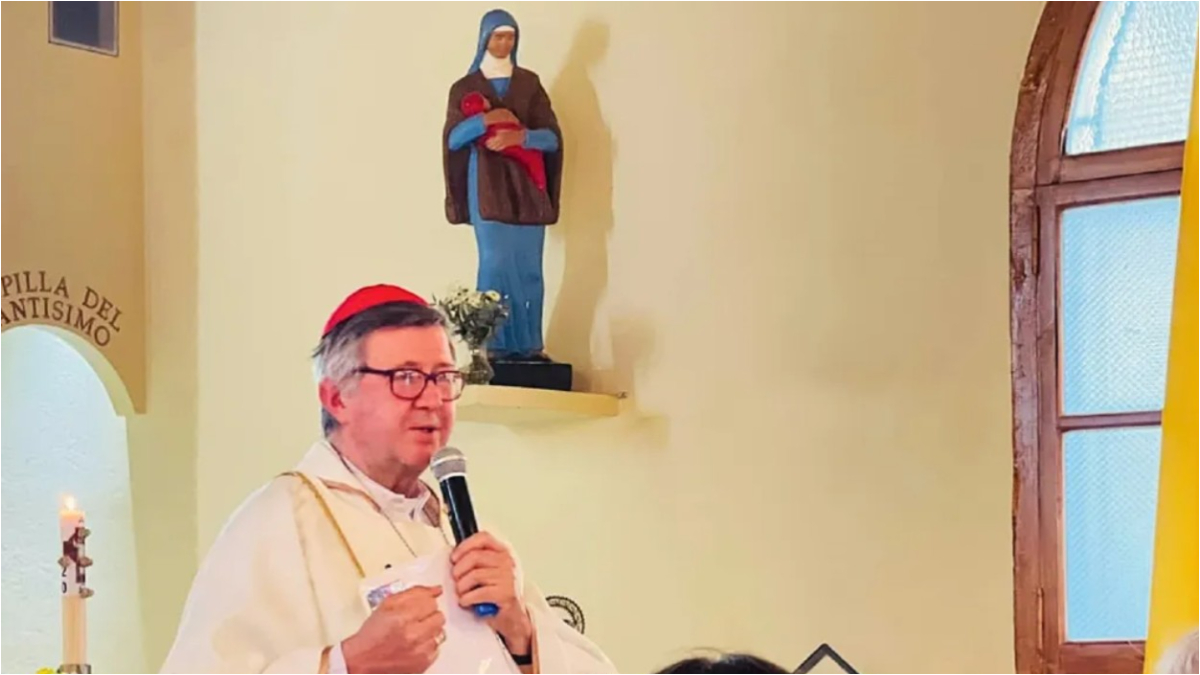 Alejandro Benna nació el 12 de noviembre de 1959 en Buenos Aires, estudió en el Seminario Arquidiocesano de dicha ciudad y fue ordenado sacerdote el 14 de noviembre de 1987. Ahora asumirá en la Diócesis de Morón.