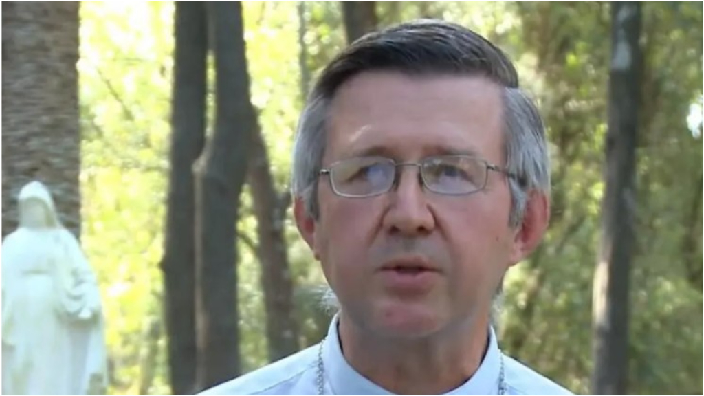 Alejandro Benna nació el 12 de noviembre de 1959 en Buenos Aires, estudió en el Seminario Arquidiocesano de dicha ciudad y fue ordenado sacerdote el 14 de noviembre de 1987. Ahora asumirá en la Diócesis de Morón.