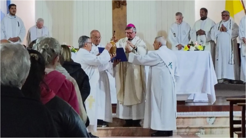 Alejandro Benna nació el 12 de noviembre de 1959 en Buenos Aires, estudió en el Seminario Arquidiocesano de dicha ciudad y fue ordenado sacerdote el 14 de noviembre de 1987. Ahora asumirá en la Diócesis de Morón.