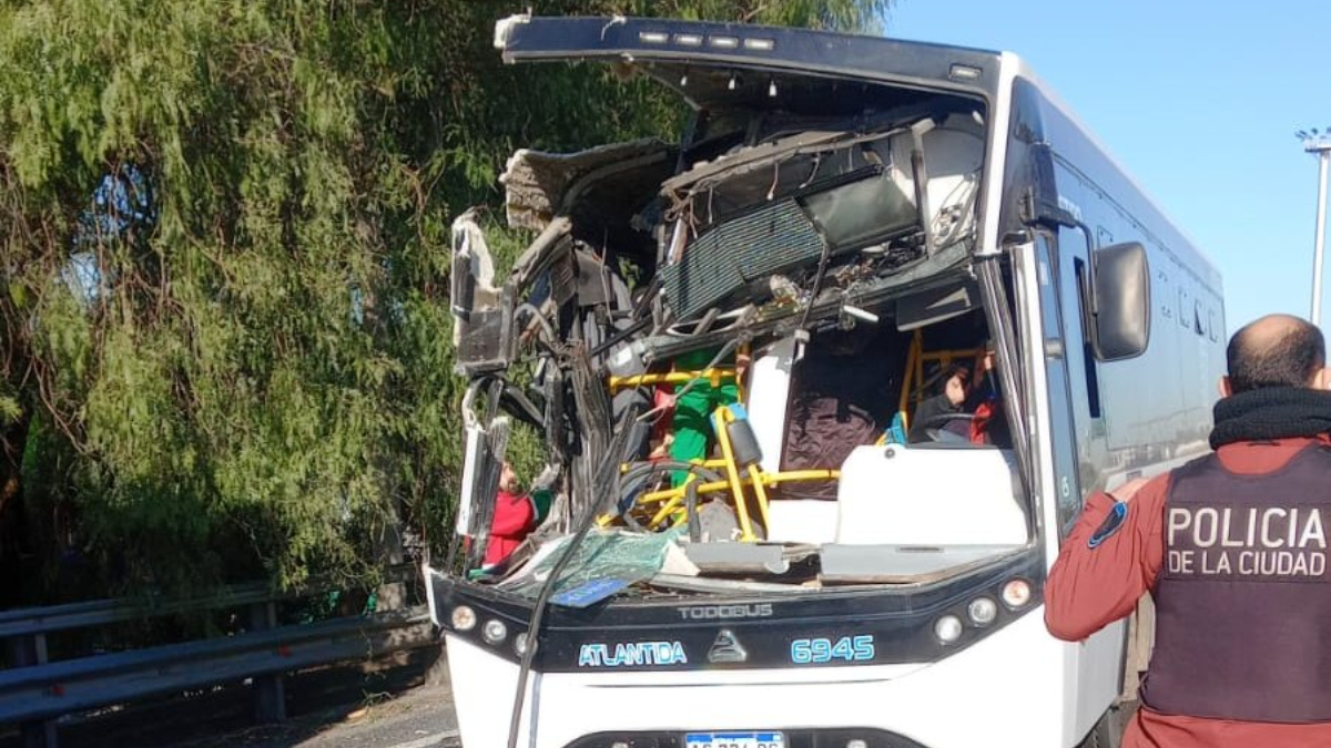 El choque enre el colectivo de la línea 57m ocurrió sobre la colectora de la General Paz, a la altura de la calle Plaza, entre los barrios de Núñez y Saavedra.