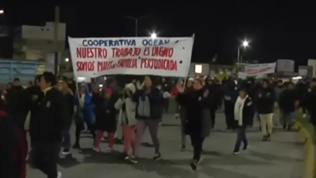 Trabajadores de todas las ferias de La Salada prtoganaizan un corte en Camino Negro desde las primeras horas de este lunes.